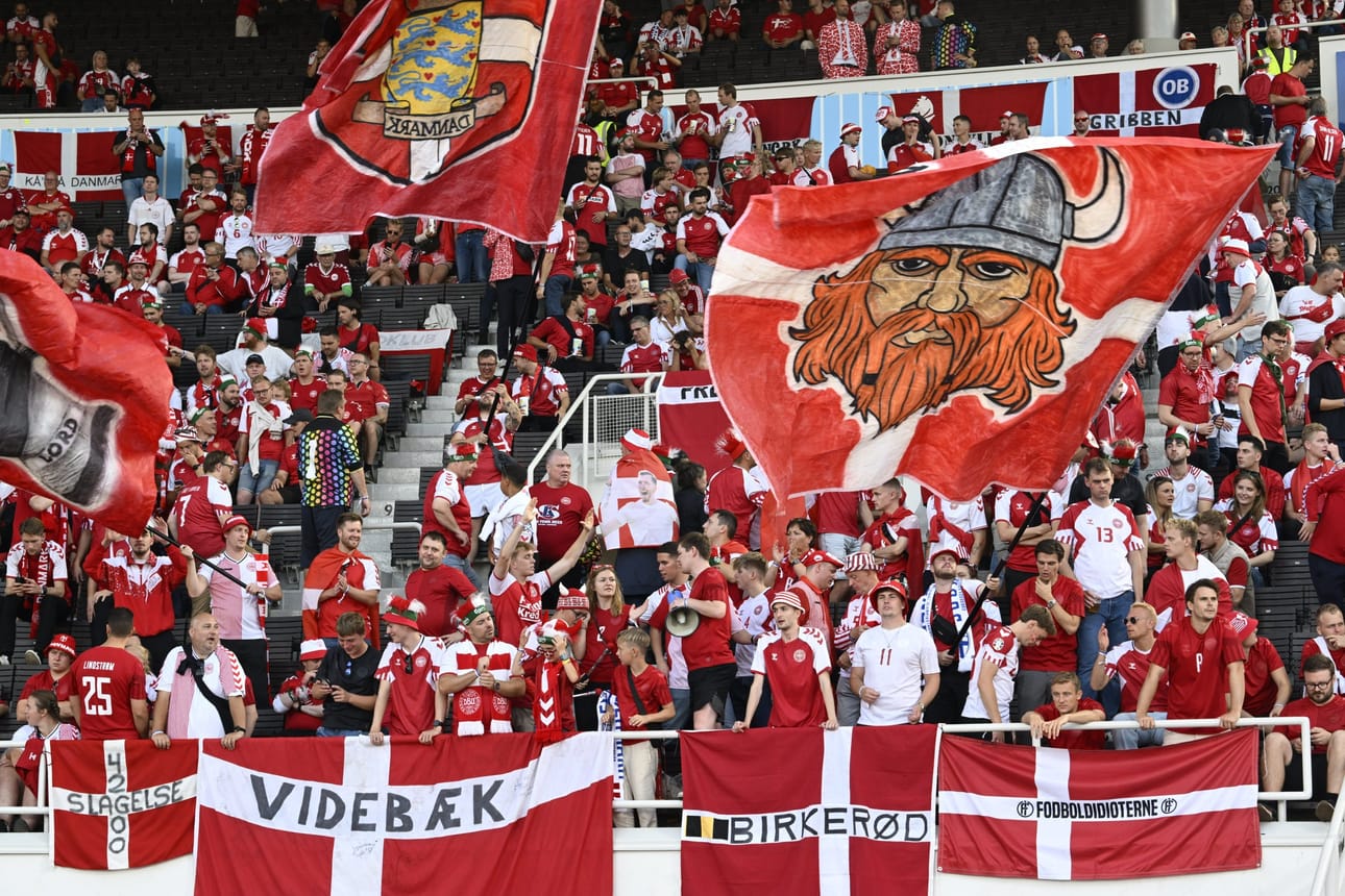 Tanskan kannattajat kokoontuivat katsomoon hyvissä ajoin. LEHTIKUVA / TEEMU SALONEN