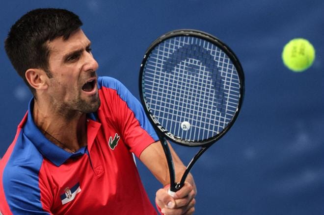 Tokiossa meni aurinko pilveen ja tennistähti Novak Djokovic oli heti paremmassa pelivireessä. Kuva: Lehtikuva / AFP