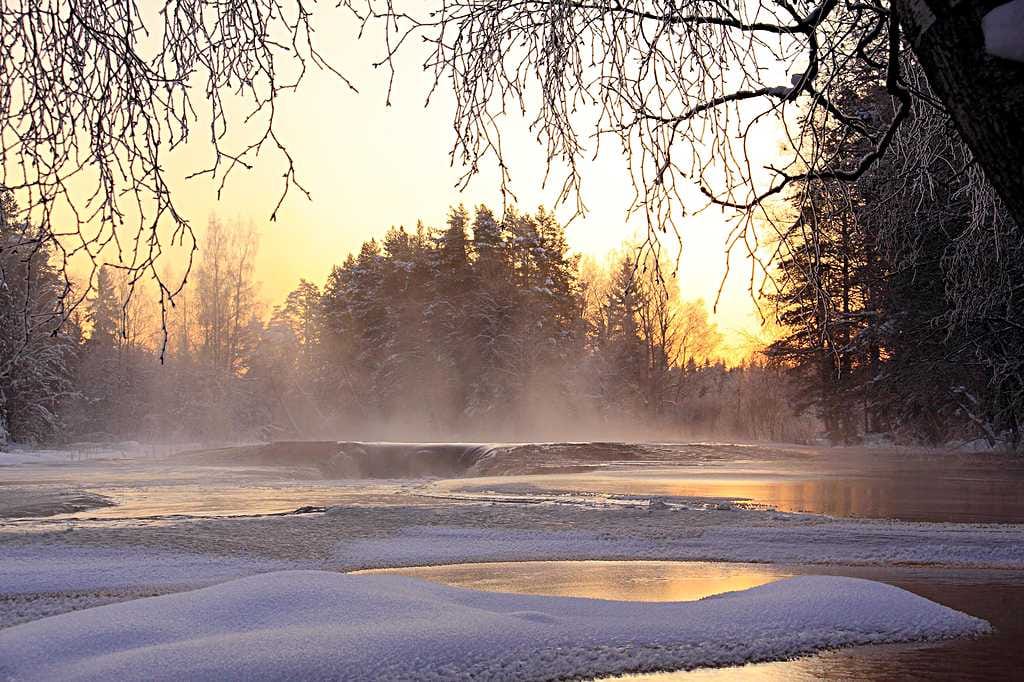 Pakkasen muovaamat hyyhmäpadot saivat Koitelin tulvimaan sunnuntaina.