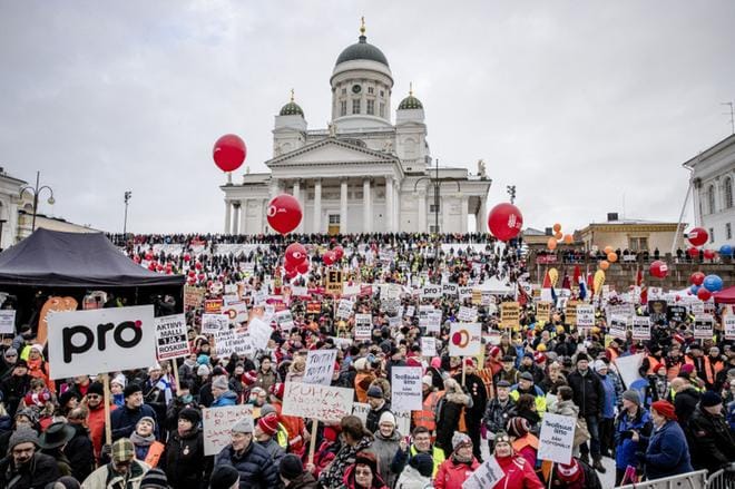 Aktiivimallia vastaan osoitettiin mieltä Senaatintorilla Helsingissä helmikuussa 2018. KUVA: Joel Maisalmi
