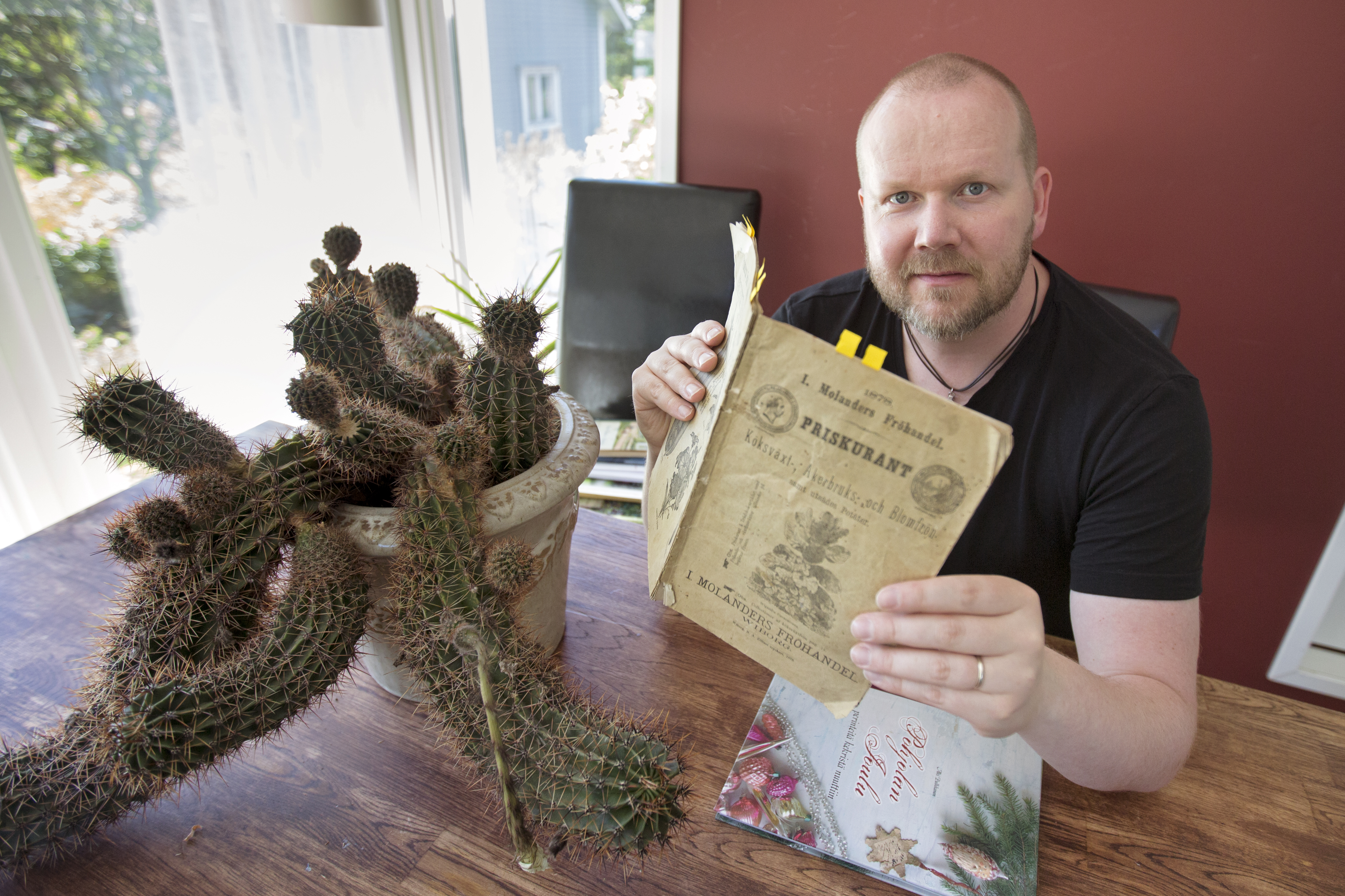 Pulkkanen esittelee kolmannen kirjansa aiheeseen liittyvää, vuodelta 1878 olevaa kasvien postimyyntiluetteloa, josta kuka tahansa saattoi tilata itselleen kasvien siemeniä.