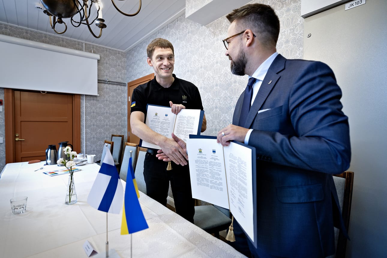 Melitopolin pormestari Ivan Fedorov allekirjoitti ystävyyskaupunkisopimuksen Seinäjoen kaupunginjohtaja Jaakko Kiiskilän kanssa.