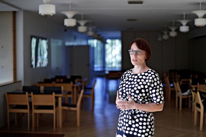 Ajatuspaja e2:n johtaja, yhteiskuntatieteiden tohtori Karina Jutila luennoi eriarvoisuudesta keskustan Seinäjoen kunnallisjärjestön avoimessa yleisötilaisuudessa. Alvar Aallon töiden ihailijaksi tunnustautuva Jutila kävi ensimmäistä kertaa Seinäjoen kaupungintalossa.KUVA: TOMI KOSONEN