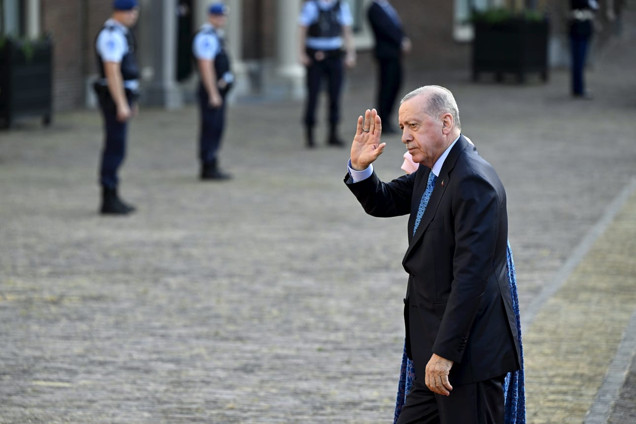 Turkin presidentti Recep Tayyip Erdogan saapui tiistaina sotilasliitto Naton huippukokoukseen Hollantiin. LEHTIKUVA / Emmi Korhonen