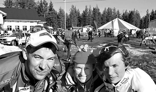 Hiihtäjä Martti Jylhä (oik.) pysyy tukevasti jalat maan pinnalla. Siitä pitävät huolen valmentaja Mikko Virtanen ja äiti Elina Jylhä.