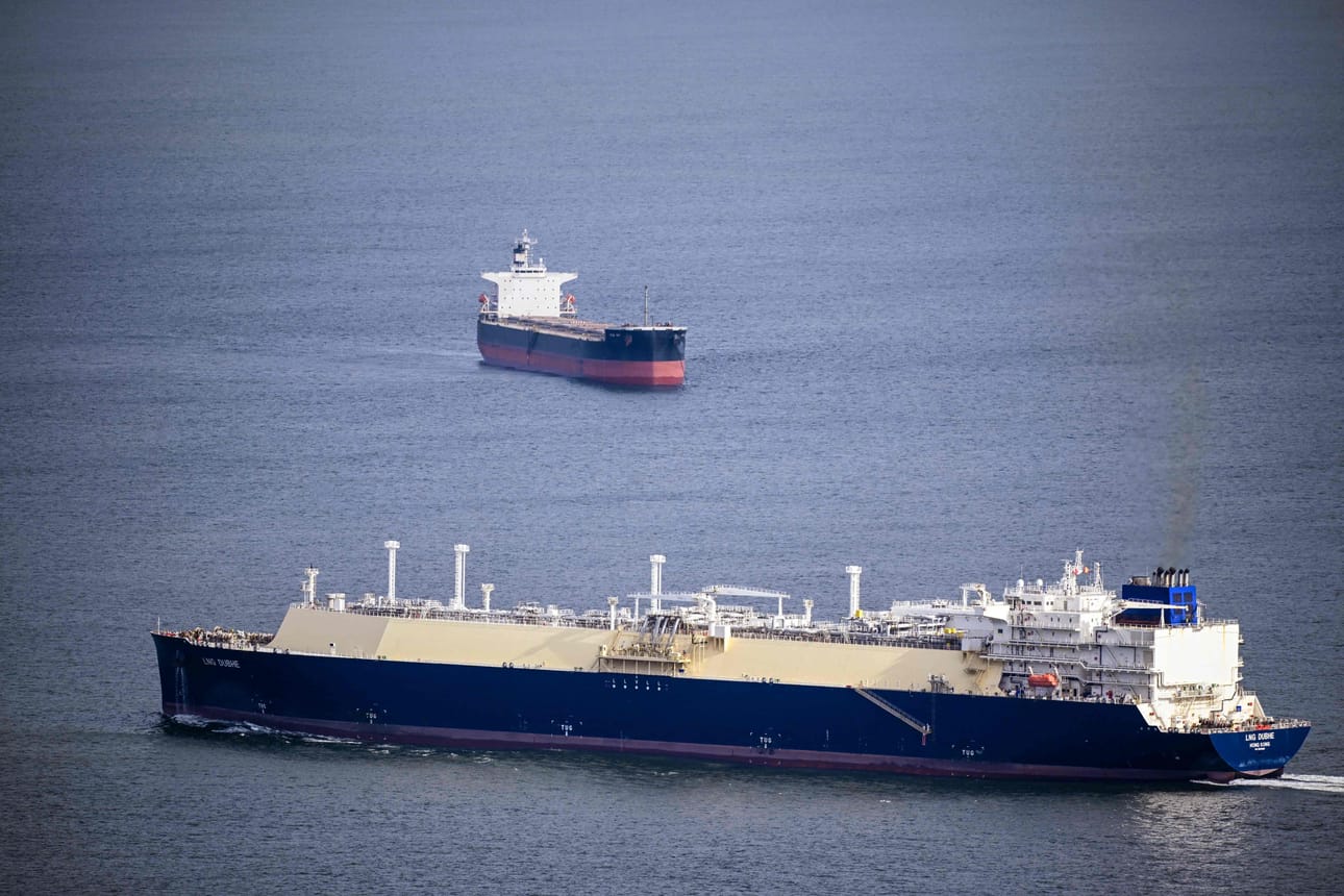 Yhdysvaltojen ja Israelin hyökkäyksestä Iraniin käynnistynyt sota on lähes pysäyttänyt öljytankkereiden kulun Hormuzinsalmen läpi.