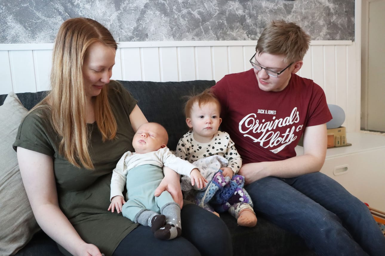 Vilja on niin iskän tyttö, toteaa Laura Pyysaari, kun Vilja ottaa paikkansa sohvalta isänsä vierestä.