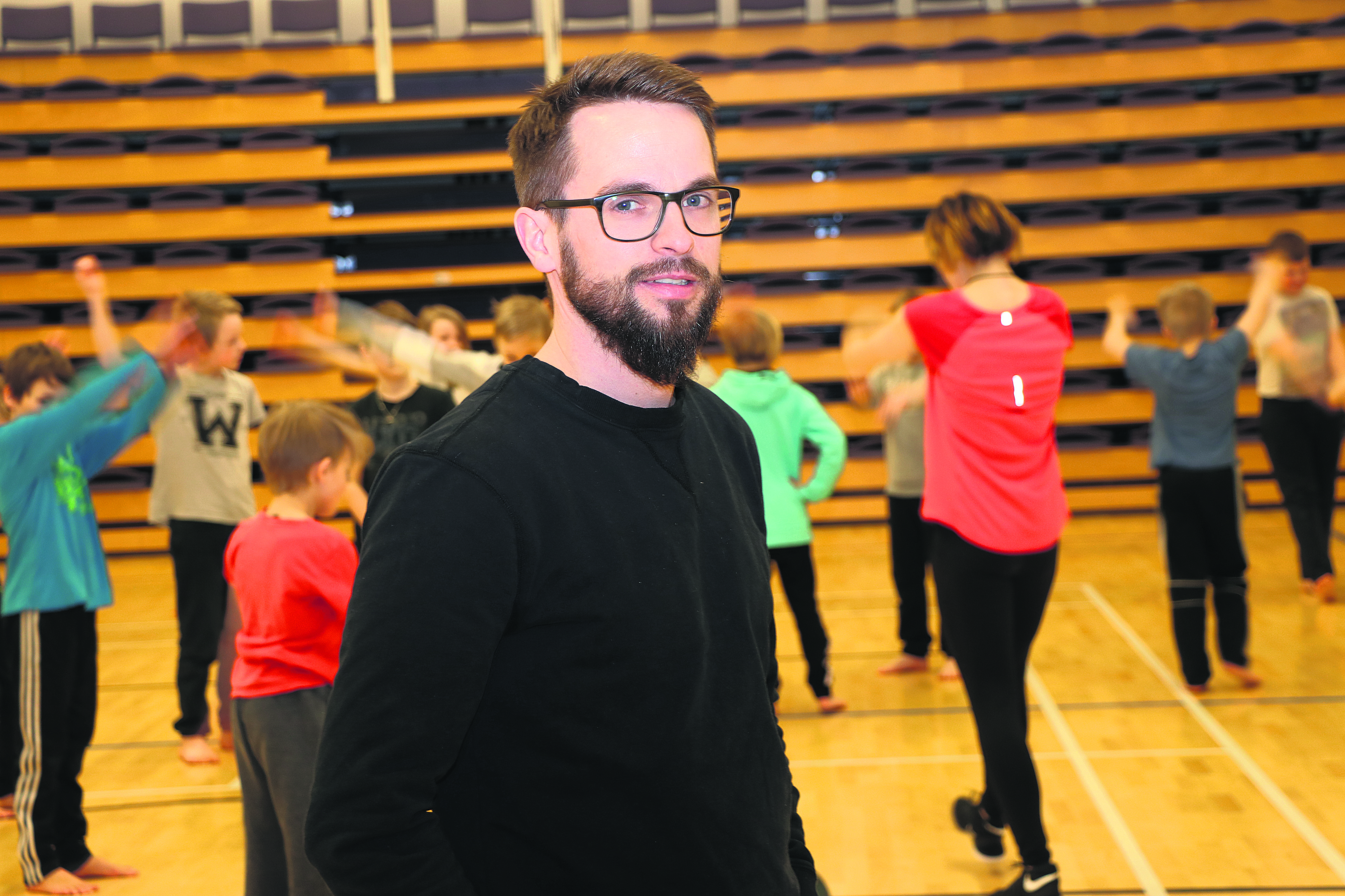 Opettaja Juha Isosaaren mukaan aktiviinen liikkuminen osana koulupäivää on ollut Ketolanperän koululla arkea jo pitkään.