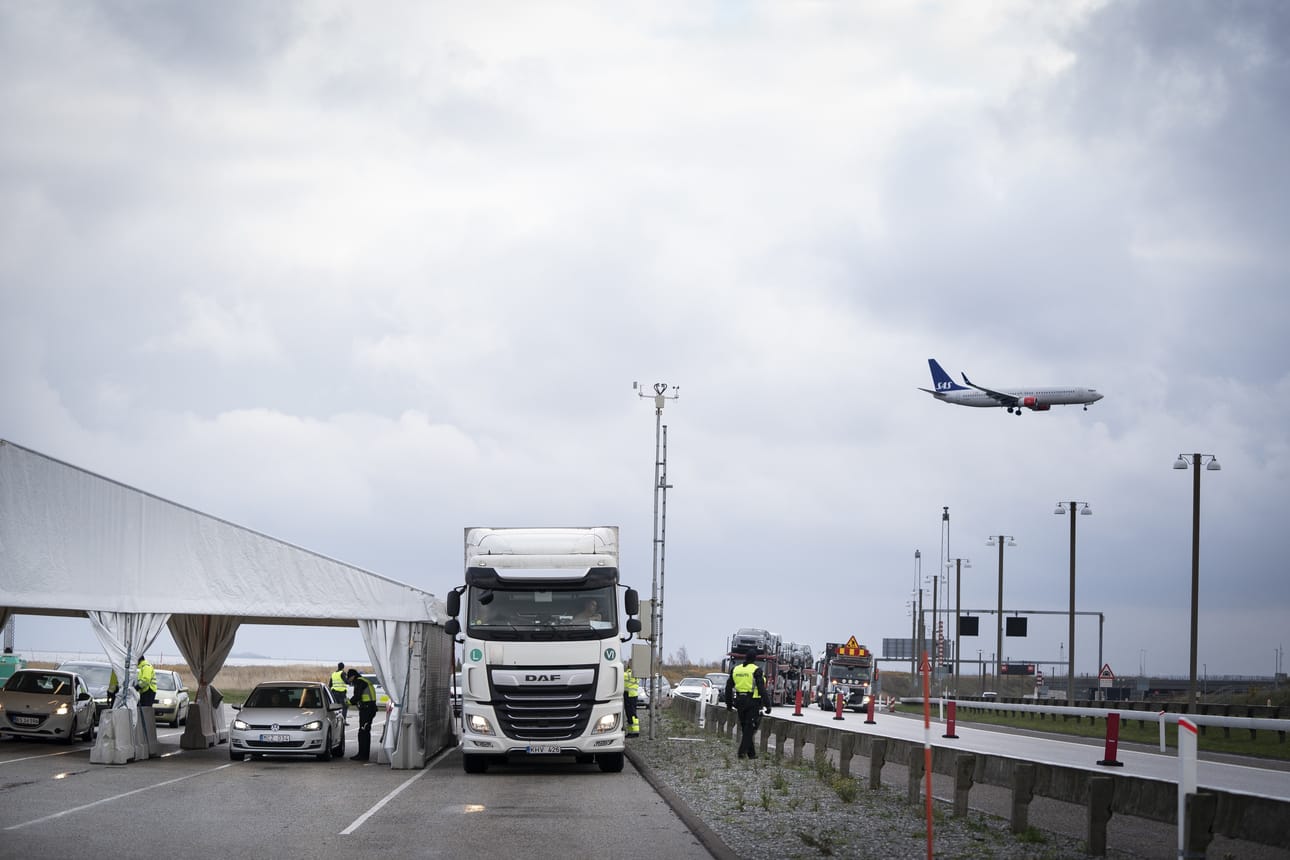 Tanskan poliisi tarkasti Ruotsista saapuvia matkailijoita raja-alueella marraskuussa 2019. Nyt Tanska aikoo sulkea rajansa koronaviruksen torjumiseksi.