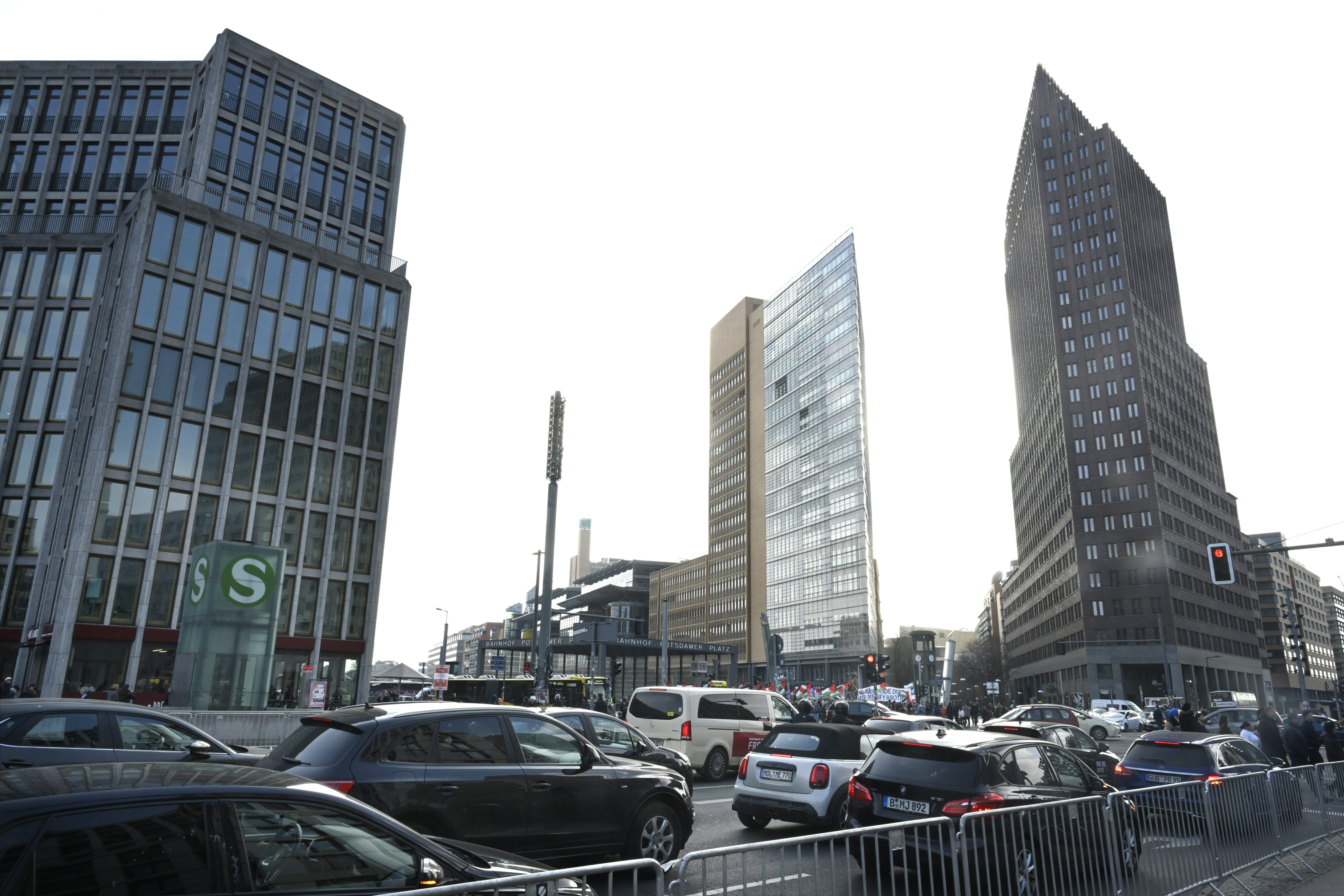 Kampanja autoilun rajoittamiseksi Berliinissä herättää kohua ennen vaaleja