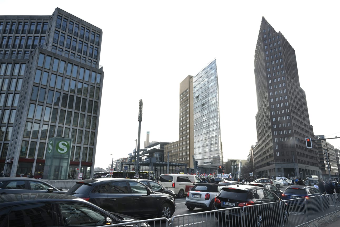 Berliinin keskustassa sijaitsevan Potsdamer Platzin liikenne on vilkasta. Kuva on otettu maaliskuussa 2025.