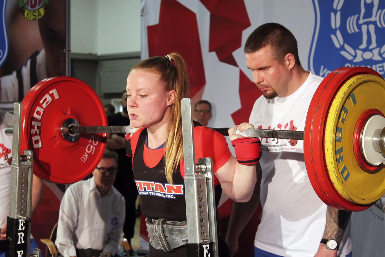 Johanna Kankus yritti Suomen ennätystä 163,5 kiloa.
