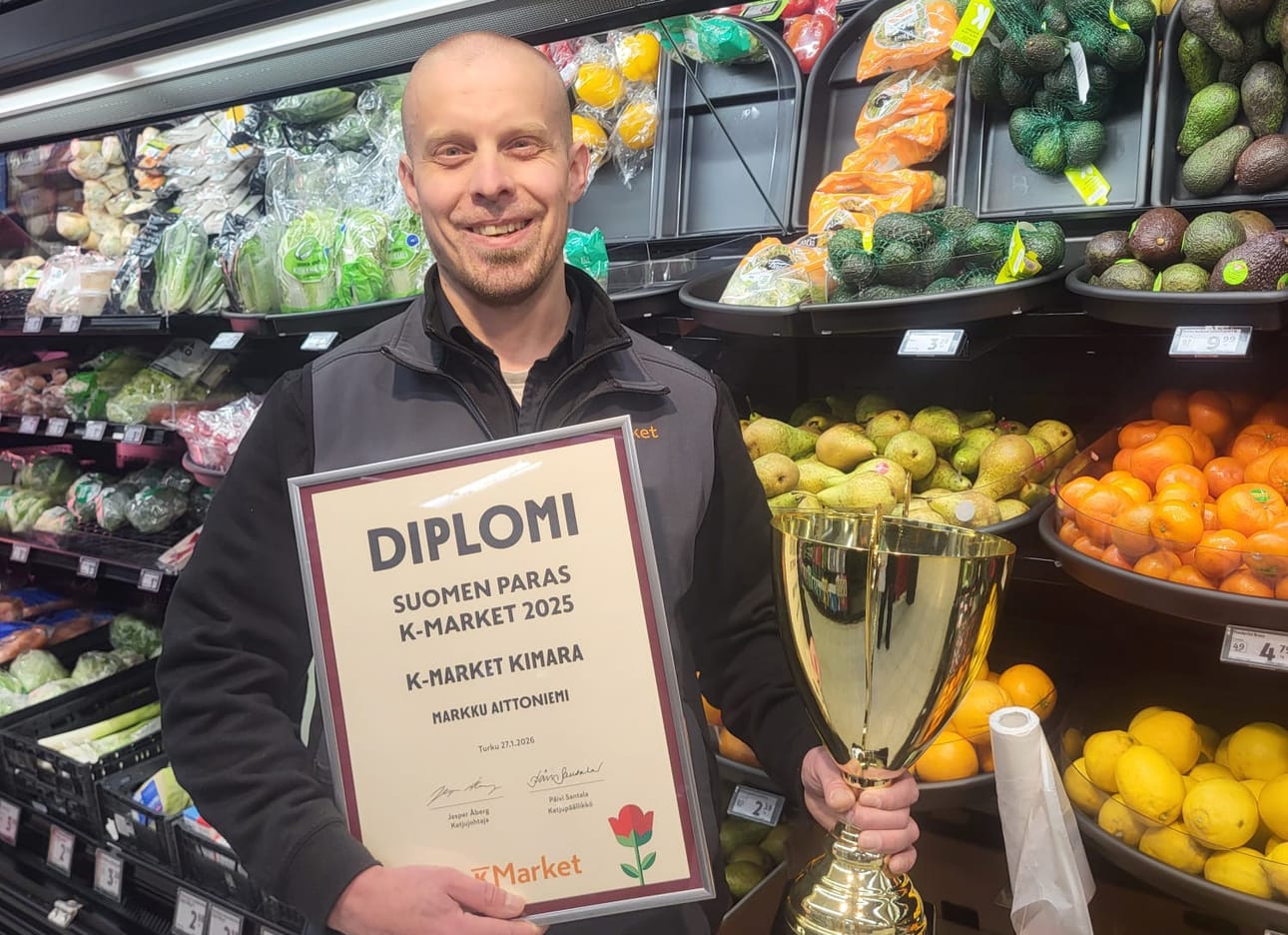 K-Market Kimaran kauppiaalla Markku Aittoniemellä on syytä iloon. Hänen johtamansa K-Market valittiin nyt koko Suomen parhaaksi.