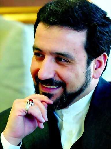 Valheelliset perusteet . Iranin Suomen-suurlähettiläs Seyed Abbas Araghchi sanoo iranilaisten pitävän hyökkäystä Irakiin USA:n pyrkimyksenä saada alueen öljyvarat hallintaansa.