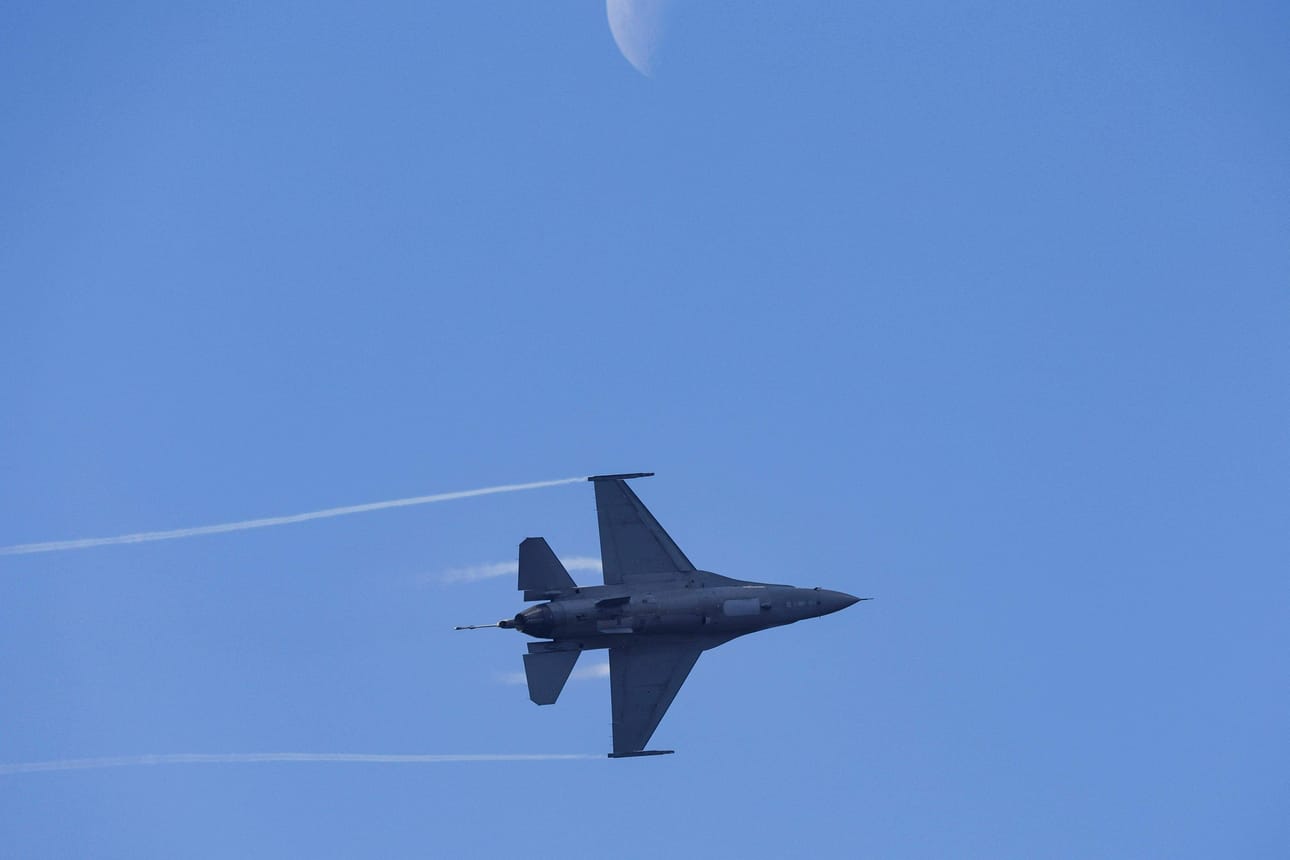 Yhdysvaltojen lisäksi F-16 -lentäjiä koulutetaan Tanskassa ja Romaniassa. Belgialainen F-16 -hävittäjä osallistui Nato-harjoitukseen lokakuussa 2022. LEHTIKUVA/AFP