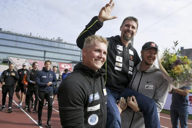Antti Ruuskanen istahti Toni Kuuselan ja Lassi Etelätalon kultatuoliin. KUVA: MARKKU ULANDER / LEHTIKUVA