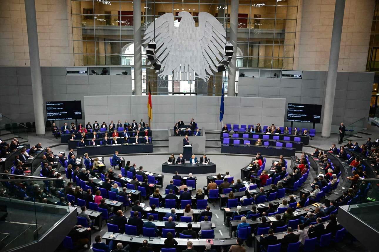Saksassa parlamentin istunto viivästyi perjantaina tuntikausia, kun puolueet yrittivät etsiä kompromissia, jolla AfD syrjäytettäisiin. LEHTIKUVA/AFP