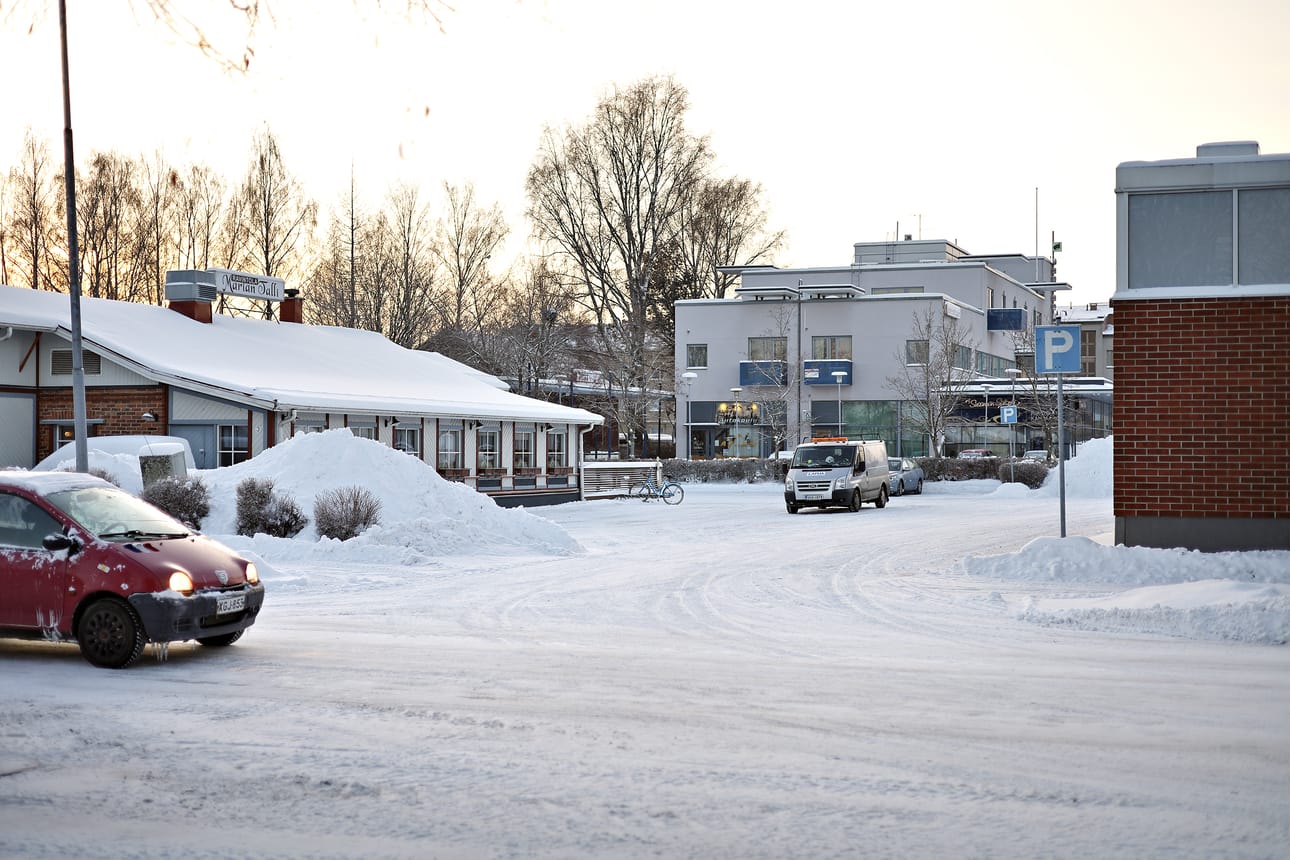 Näkymä ravintolan edestä seuraavan korttelin sisäpihalle. Vasemmalla on ravintola Marian Talli, keskellä parkkipaikka ja oikealla entinen kauppa.