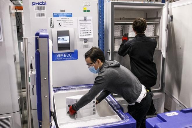 Koronavirusrokotteita pakattiin kuljetusta varten viime vuoden lopulla lääkeyhtiö Pfizerin tehtaalla Puursissa Belgiassa. KUVA: Pfizer