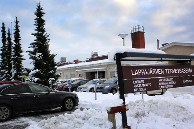 Kaksineuvoisen vuodeosasto Kauhavan pääterveysasemalta on ollut tämän vuoden evakossa Lappajärven terveysasemalla. Kesään mennessä osasto siirretään takaisin ja Lappajärven osastolääkäri seuraa mukana. KUVA: JOHANNA KATAJA