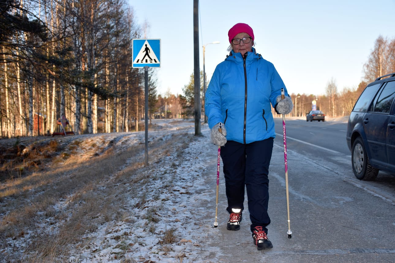 Posionjärvelle avautuva maisema on hieno. Vielä kun saataisiin reilusti raivattua ranta-aluetta, niin maisema näkyisi vieläkin paremmin, Hilkka Männikkö sanoo.