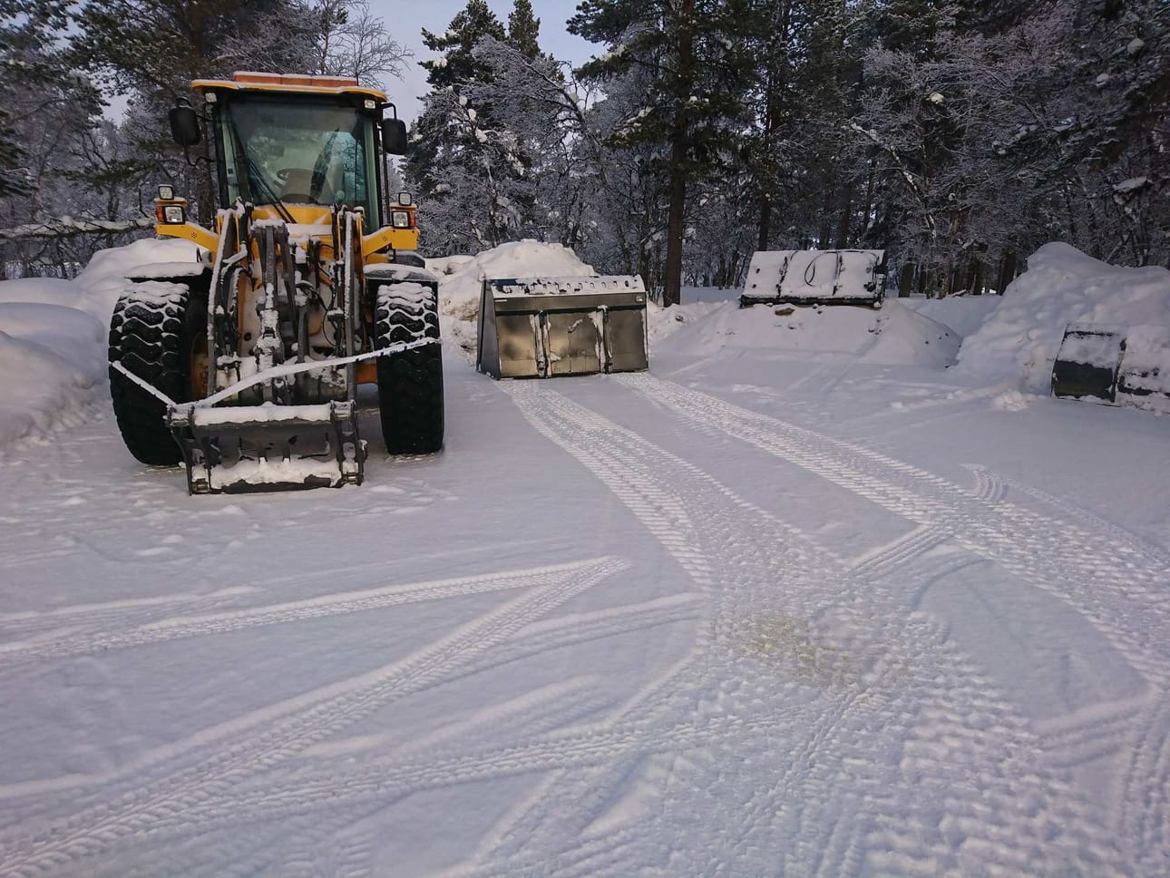 Poliisin eristämä työkone.