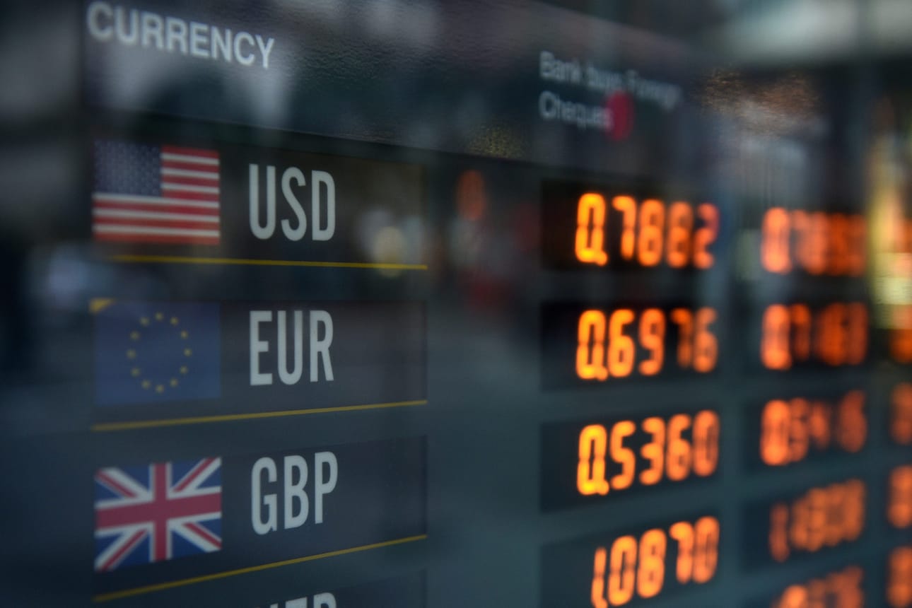 Ekonomistien arvioiden mukaan Britannian EU-eroa puoltava kansanäänestyspäätös johtaa euroalueen talouskasvun hidastumiseen.