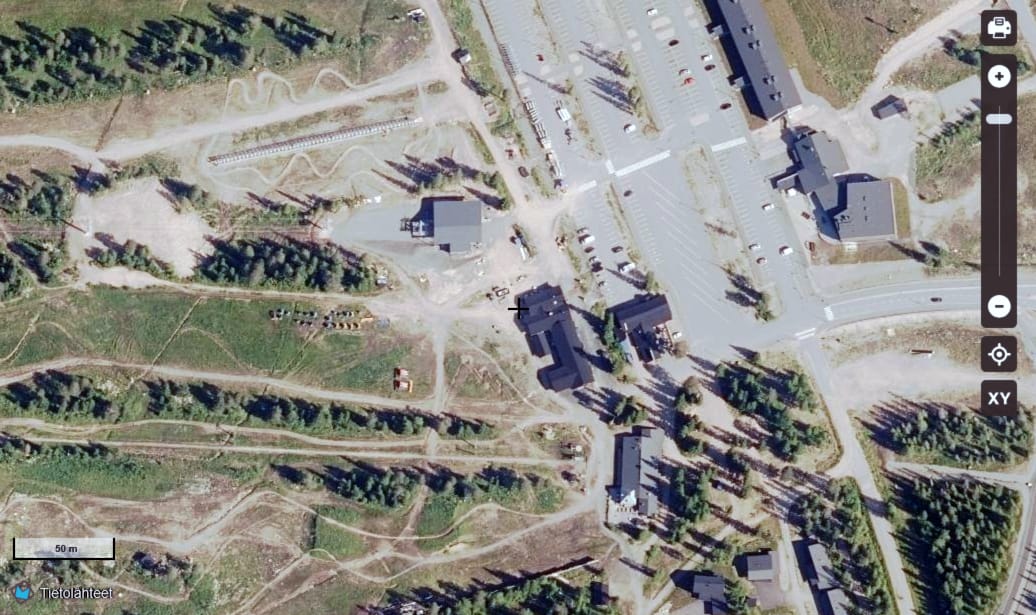 Tältä näytti Iso-Syötteen tuolihissityömaalla heinäkuussa 7–8 kilometrin korkeudelta kuvattuna ortokuvana. Kuvakaappaus Maanmittauslaitoksen sivuilta.