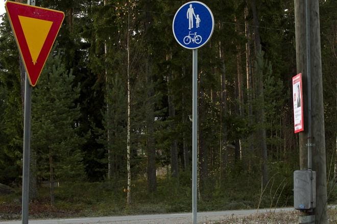 Mainosten kiinnittäminen muun muassa katuvalopaaluihin on kielletty Seinäjoella. Kuva: Heikki Hakanen