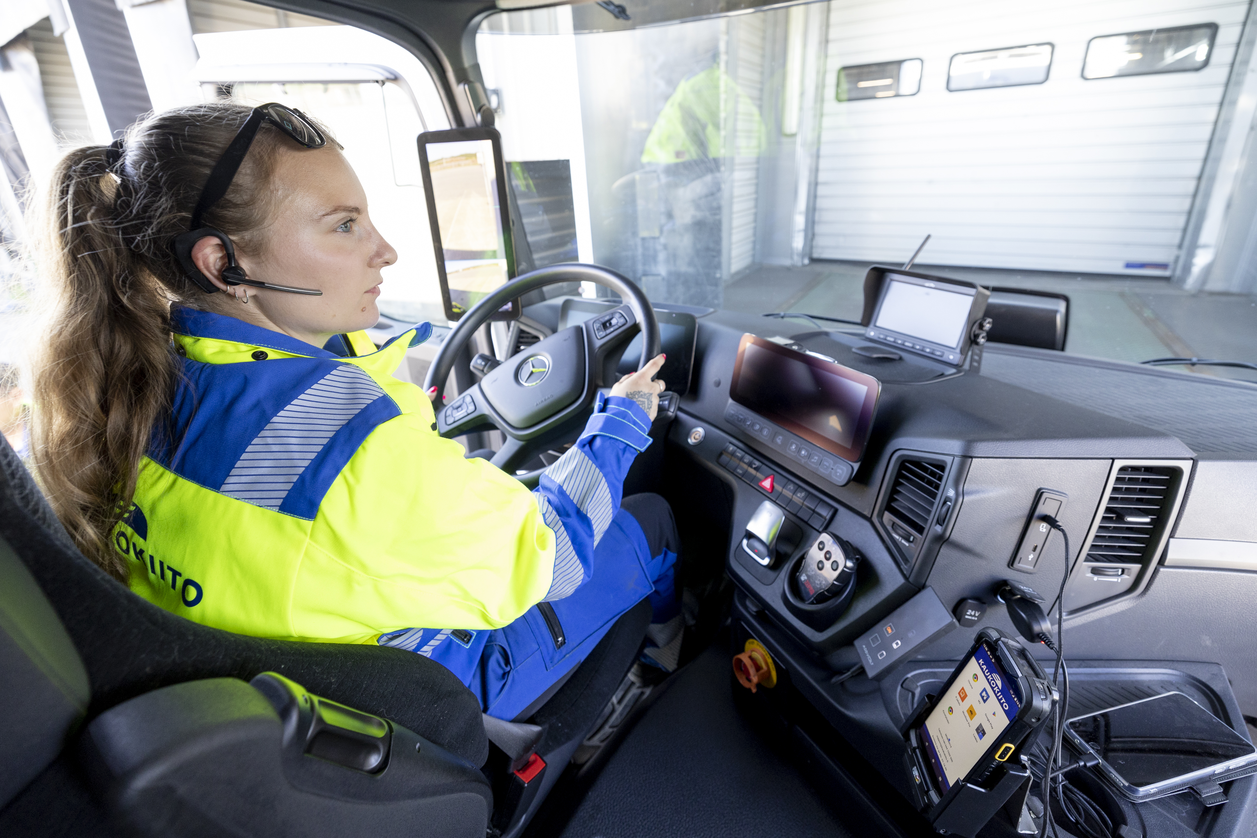 Kaisa Tuppurainen, a combination truck driver, said that the electric truck is comfortable to drive and the equipment inside the truck is not much different from that of a normal car.