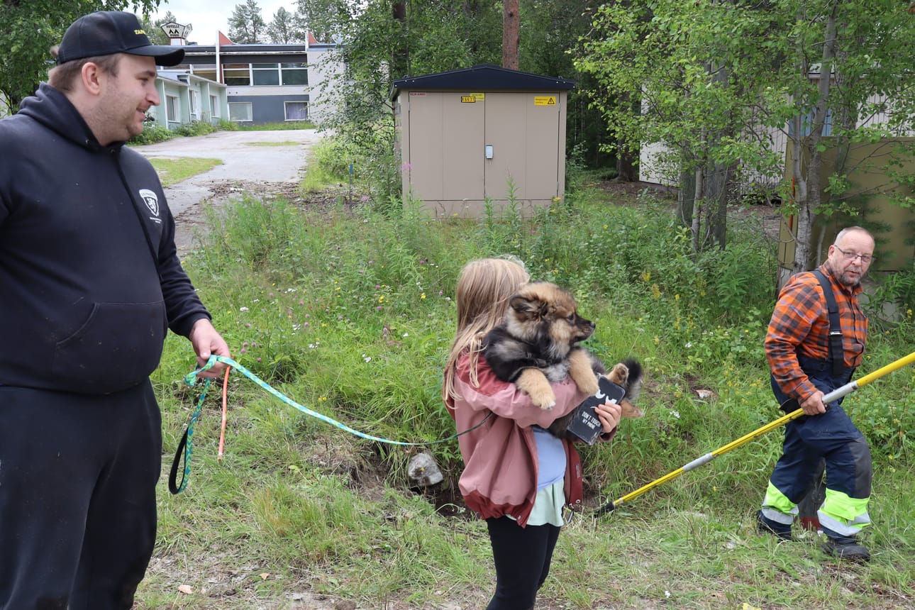 Jarkko ja Miija Välimaa olivat kiitollisia pelastuslaitoksen Ali Mattilalle (oik.), joka avitti koiranpentu Myrskyn pois betonisesta siltarummusta Posion keskustassa tiistaina.