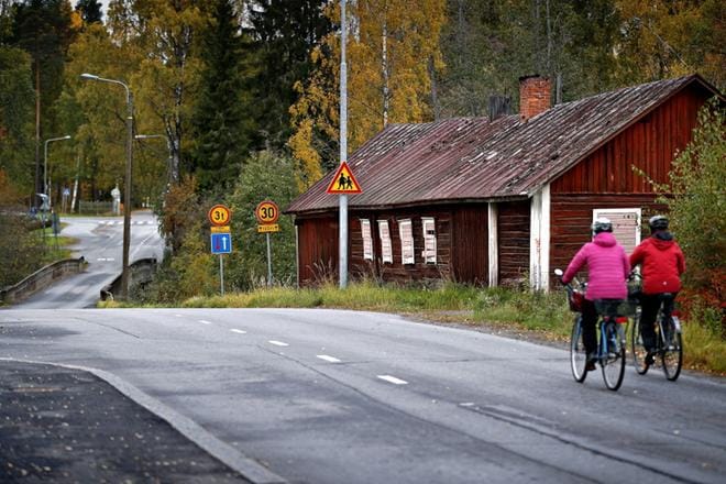 Entinen Yli-Hallilan pihapiiri Björkenheimintien sillan kupeesta puretaan kokonaan. Kuvassa näkyvä osa jää puistoalueeksi ja varaukseksi mahdolliselle uudelle sillalle. KUVA: TOMI KOSONEN