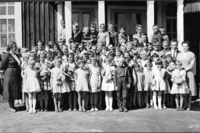 Lehtimäen kirkonkylän kansakoulun oppilaat opettajineen keväällä 1958, vas. Eeva Muurinaho sekä oik. Maria Niemi ja Toivo Kivipelto. KUVA: TOIVO KIVIPELLON KOTIARKISTO