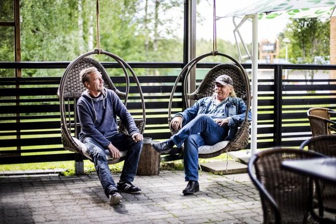 Vesa Peura ja Rane Järvinen viihtyvät Kasperissa, jonka tuntevat lintukodokseen. Pub-ravintola Jesper on molemmille kuin toinen olohuone ja tuttujen tapaamispaikka. KUVAT: KRISTA LUOMA