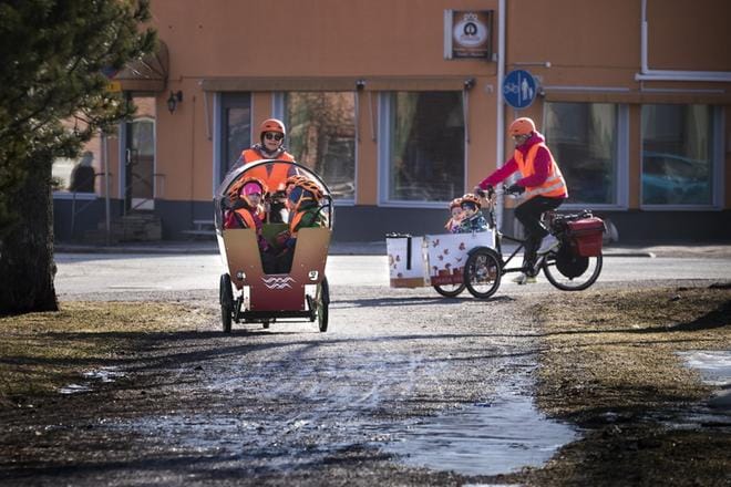 Muksubusseilla voi ajaa ympäri vuoden. Ensimmäiseksi busseja pääsevät kokeilemaan Palosaaren lapset. KUVAT: JARNO PELLINEN
