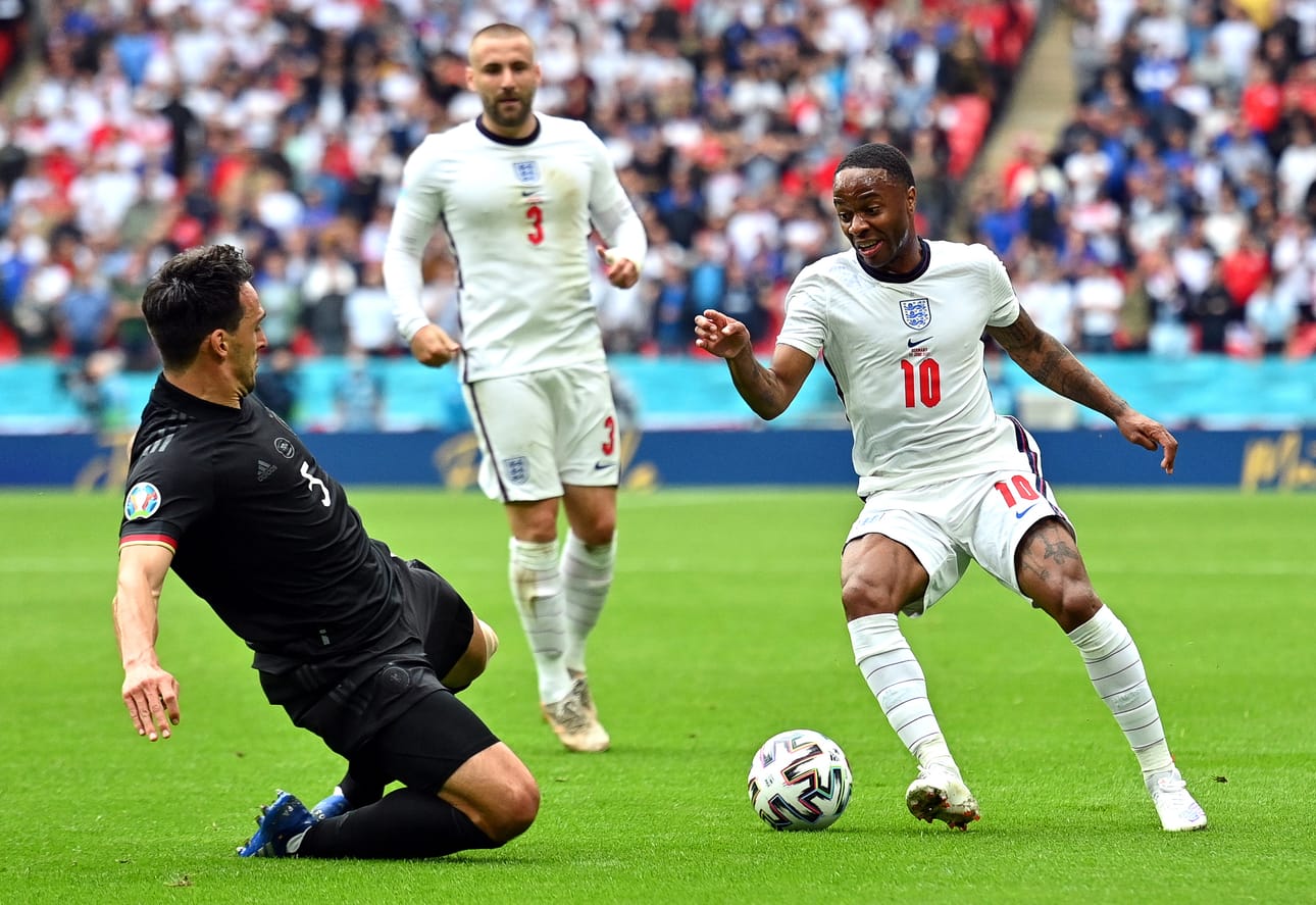 Raheem Sterling (nro 10) iski Englannin avausmaalin. Se jäi myös voittomaaliksi.