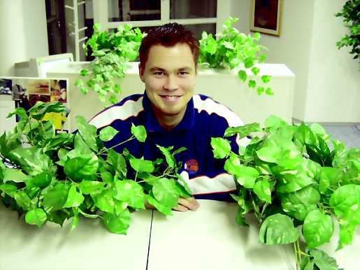Puskista huipulle. Sami Haapakoski vakuutti heti ensimmäisellä kaudellaan miesten supersarjassa. Tuloksena oli vuoden tulokkaan titteli,vaikka Haapakoskella on jo yksi SM-pronssikin Pattijoelta. Hän pelasi vuonna 2001 kaikki kahdeksan pudotuspeliä PattU:n paidassa.