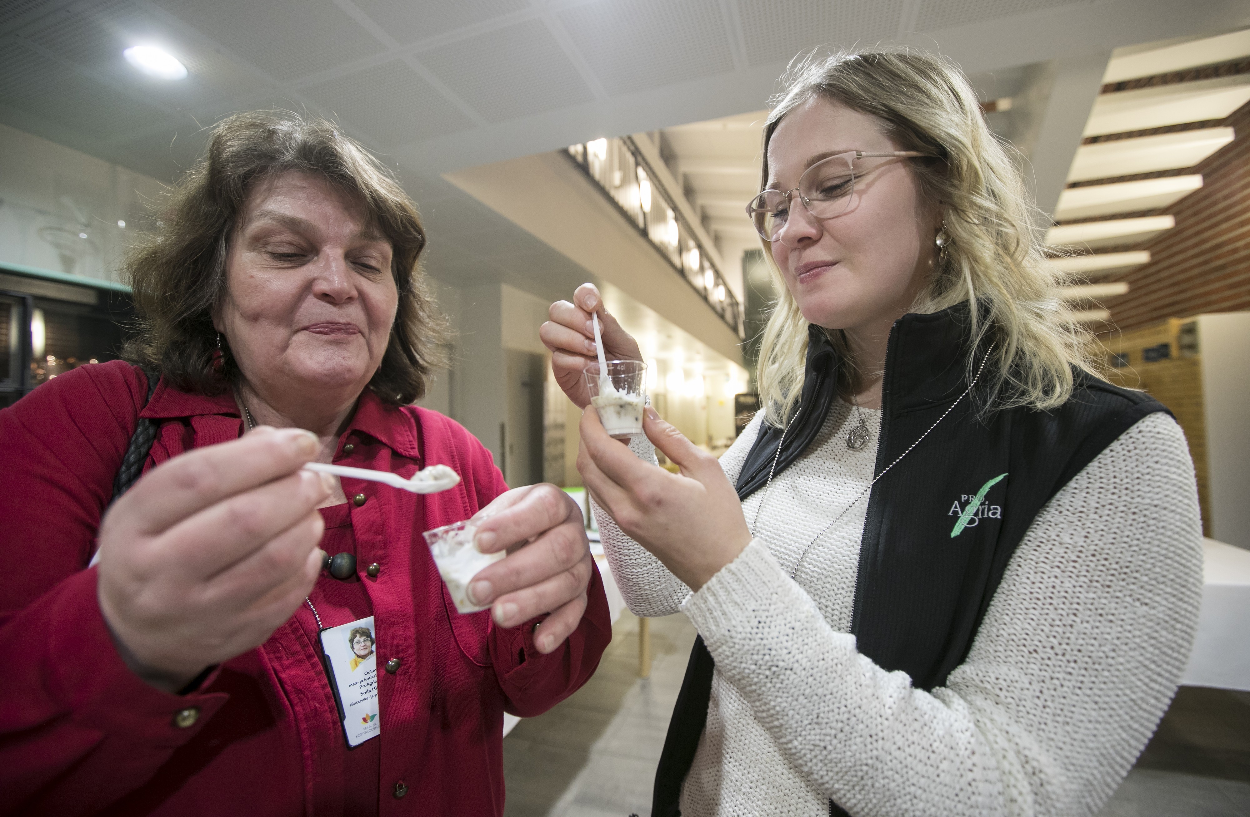Projektipäällikkö Soila Hiltunen (vas.) ja projektipäällikkö Viivi Virkkula maistelivat Maistuva Oulu -tilaisuudessa hamppuomenagranolaa.