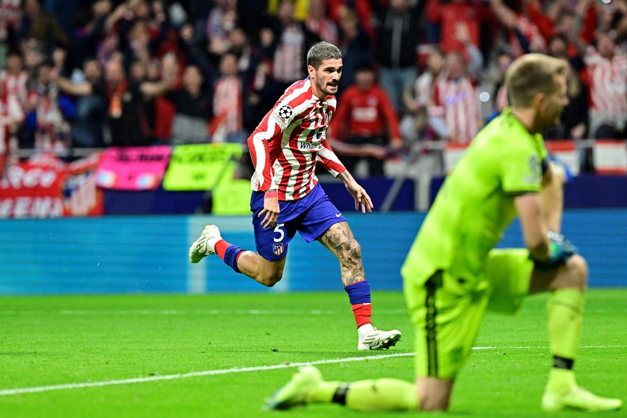 Rodrigo De Paul oli toinen Atletico Madridin maalintekijöistä. Kuvassa oikealla on Leverkusenin maalivahti Lukas Hradecky. LEHTIKUVA / AFP