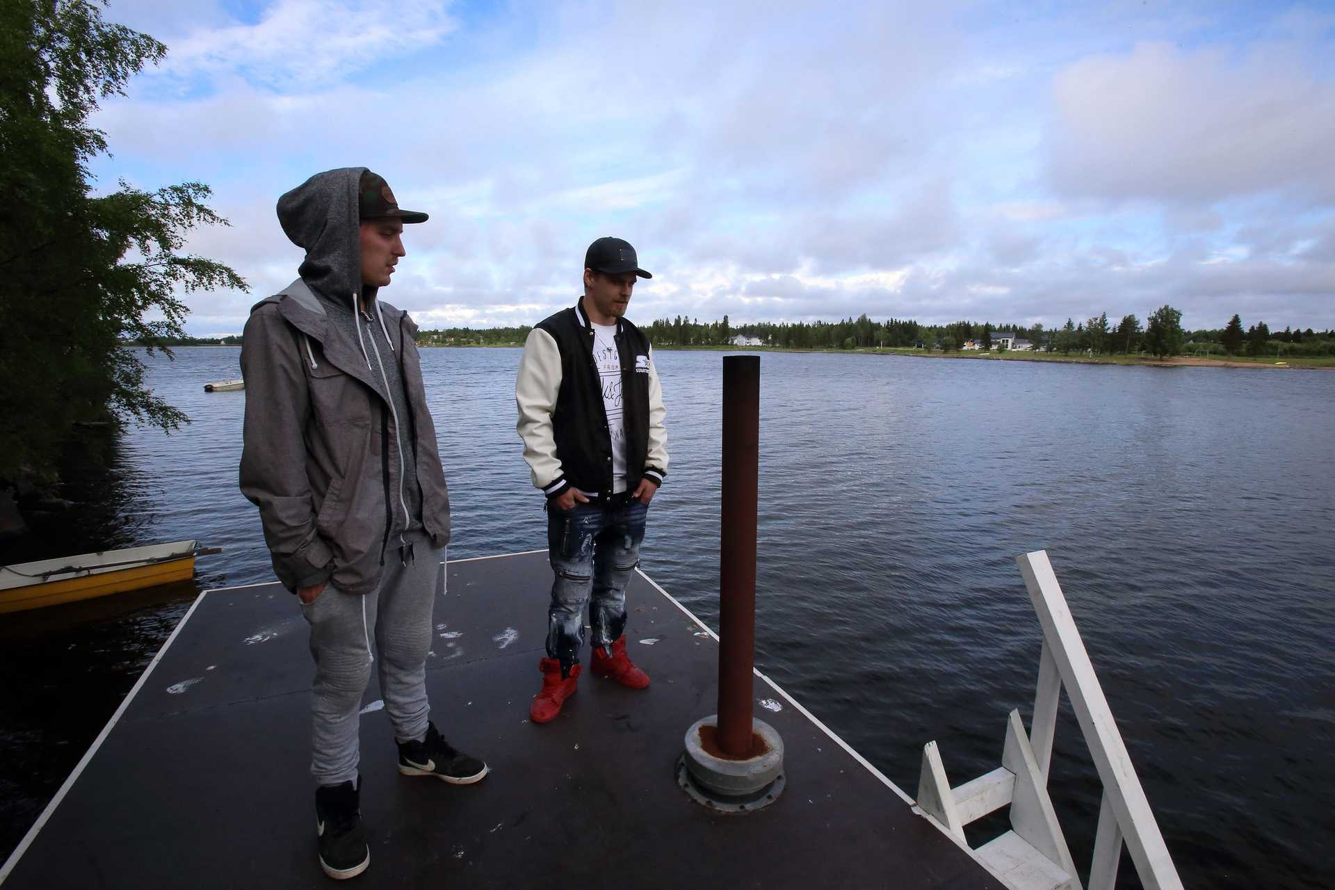 Saunalautan katto on rakennettu Samu Pitkälän ja Tatu Käräjäojan mukaan tasaiseksi, jotta sen päältä voi kätevästi hypätä saunomisen välissä veteen uimaan.