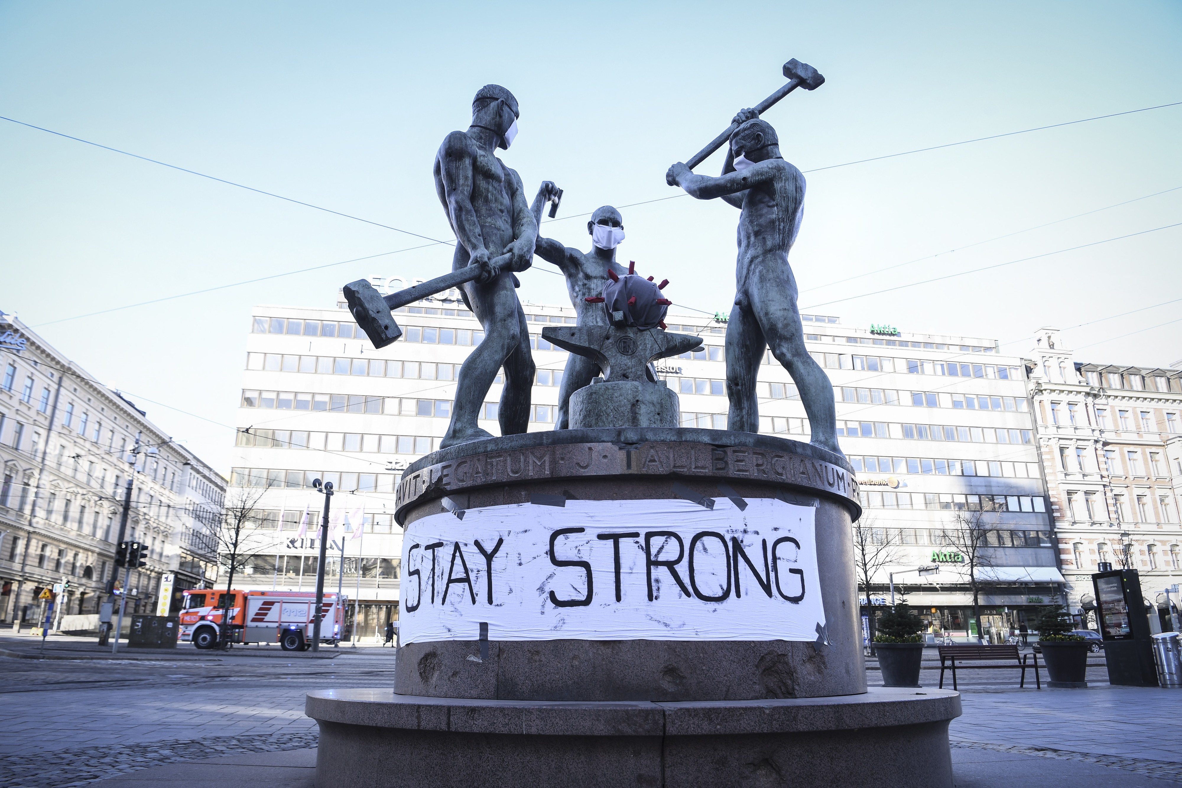 Virukselle kyytiä! Kolmen sepän patsas Helsingin keskustassa on koronakriisin aikana muodostunut suomalaisen kriisinkestävyyden vertauskuvaksi.