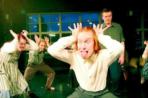 Teatterileikkiä. Kajaanin Harrastajateatterin kannatti tarttua Terra Potatikseen. Työryhmä on innossaan ilmeisesti unohtanut roolihenkilöt käsiohjelmasta, joka muuten on tavattoman tyylikäs.