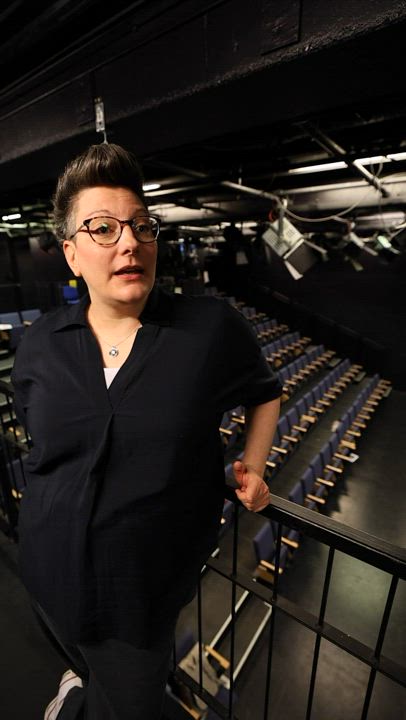 Mitä läheisyyskoreografi tekee? Oulun teatterin henkilökuntaa kouluttanut Pia Rickman kertoo.