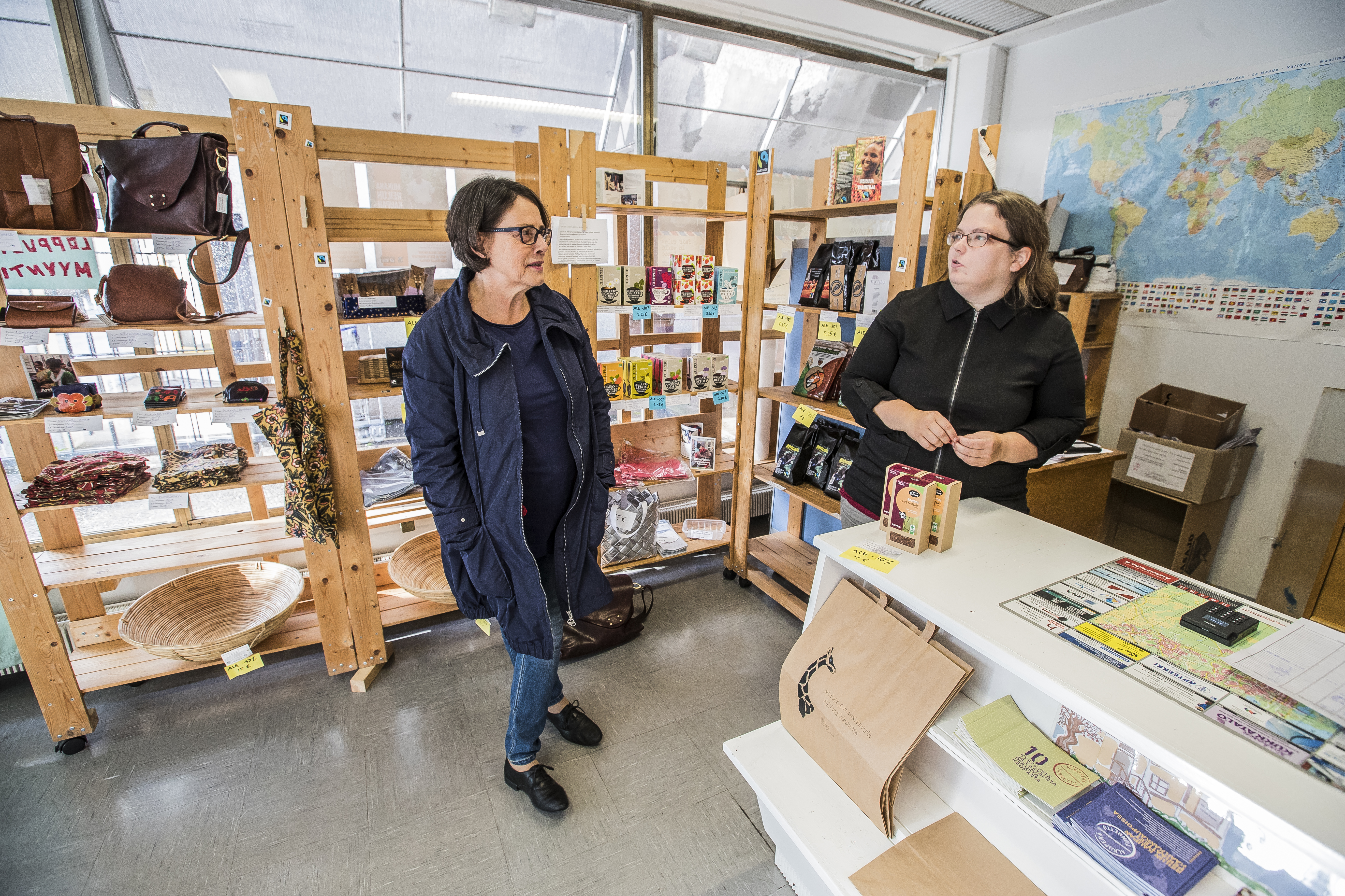 Tässä sitä nyt ollaan lopettelemassa toimintaa, eivätkä fiilikset ole korkealla. Anna-Liisa Niemelä ja Kirsi Kotisaari ovat niitä, jotka ovat hoitaneet kauppaa vapaaehtoisvoimin.
