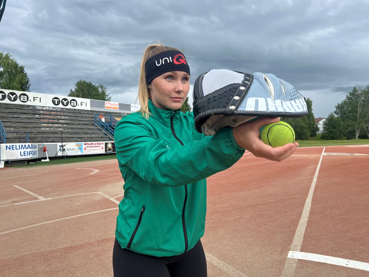 Vimpelin Saarikentällä pesäpallo-oppinsa saanut Aleksandra Latvala viihtyy lukkarin tontilla.