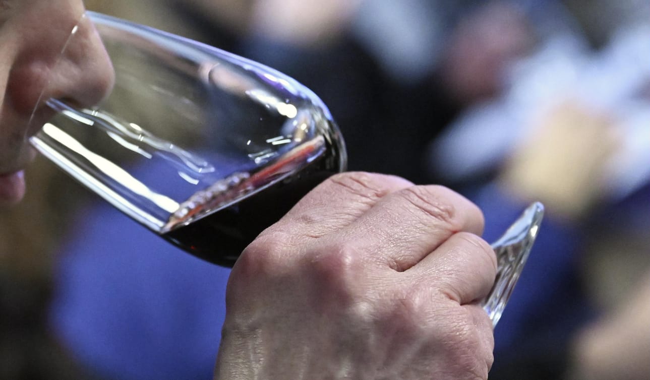 PEth-testillä voidaan mitata verestä alkoholinkäyttöä pidemmältä ajalta kuin esimerkiksi puhalluttamalla. LEHTIKUVA / Vesa Moilanen