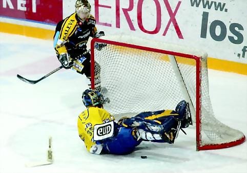 Siellä lepää. Lukon maalivahti Petri Vehanen joutui lauantaina antautumaan kolmesti.