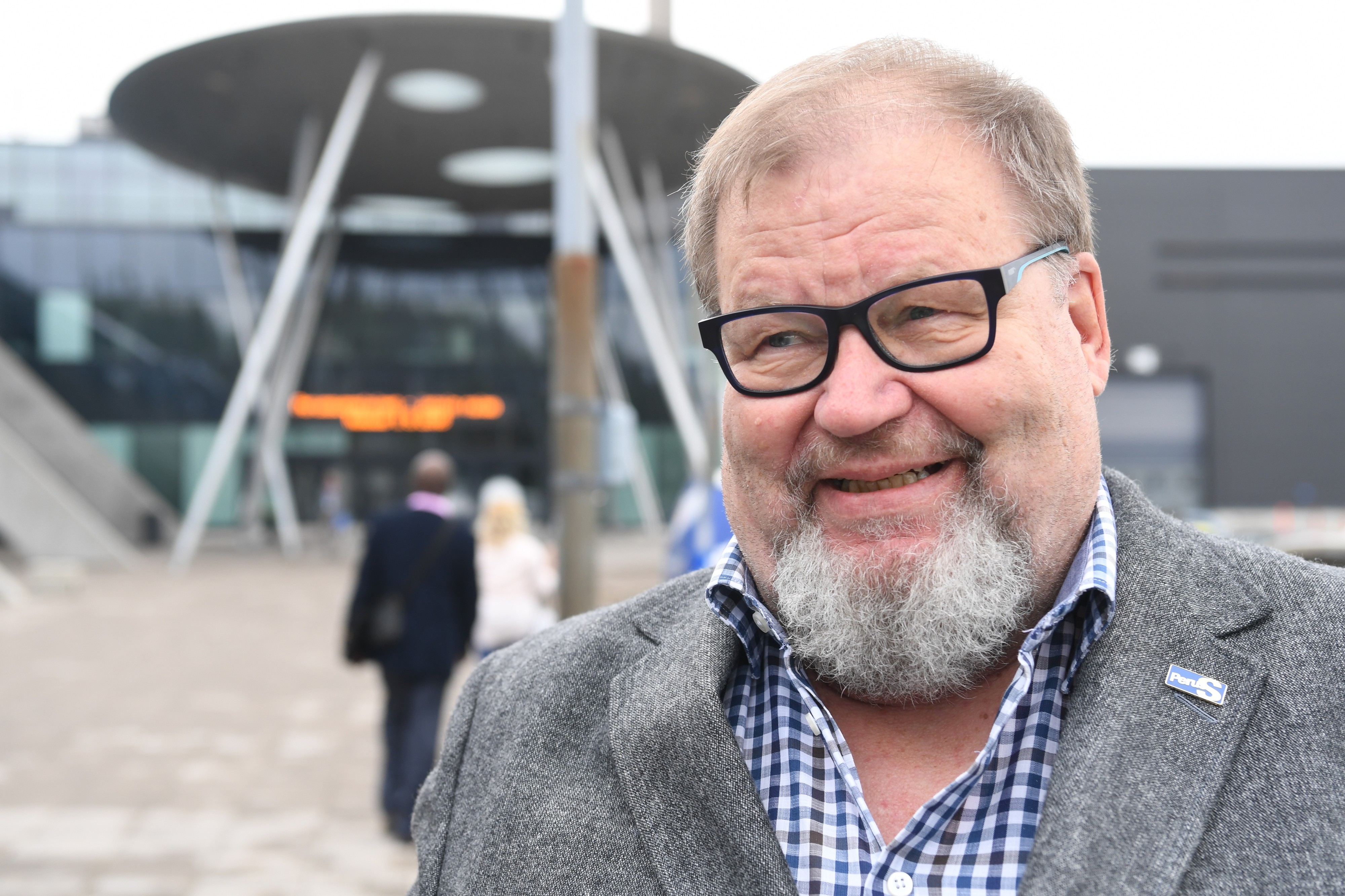 Matti J. Mikkola Alavudelta vitsaili ministerien määrästä.