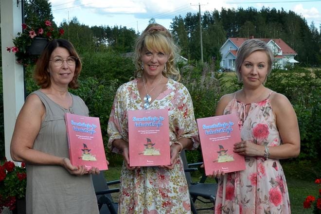 Tarja Pitkänen (vasemmalla), Sari Salo ja Heli Neulaniemi käsissään kappaleet painotuoretta kirjaa. KUVA: MARKKU TURPELA