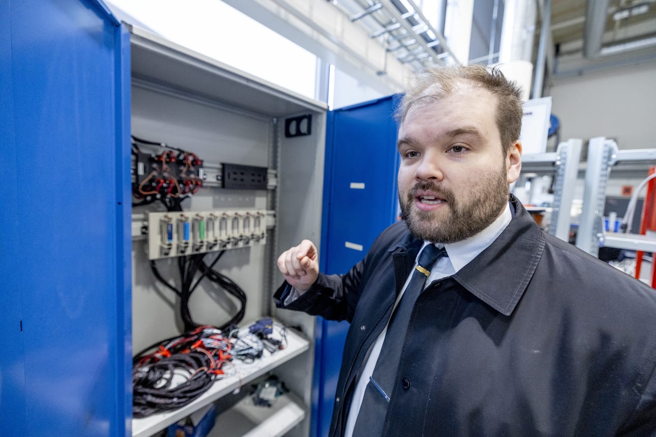 Juho Heiska pitää nyt alkavaa tutkimusta innostavana tehtävänä Seamkin akkutiimille. Laboratoriossa on laitteet sekä yksittäisten kennojen että akkupakettien testaamiseen